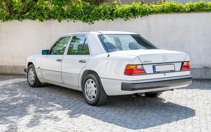 Mercedes-Benz W124 (1984-1993) cena 129000 przebieg: 28384, rok produkcji 1993 z Warszawa małe 742